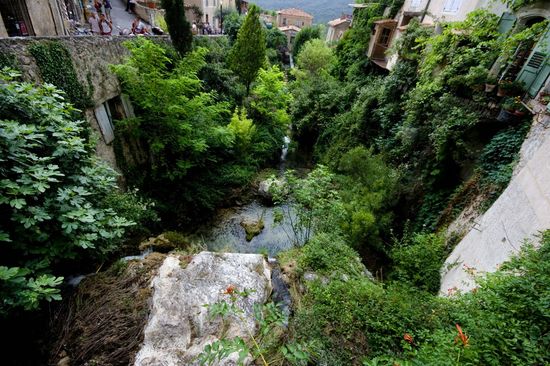 Une cascade au coeur du village - Moustiers-Sainte-Marie - Verdon