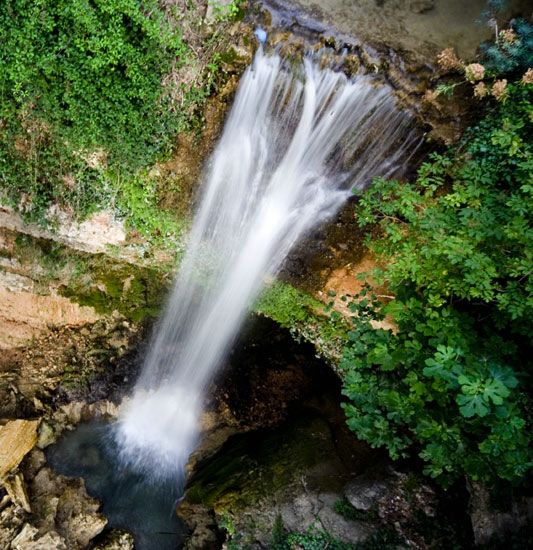 Une cascade au coeur du village - Moustiers-Sainte-Marie - Verdon