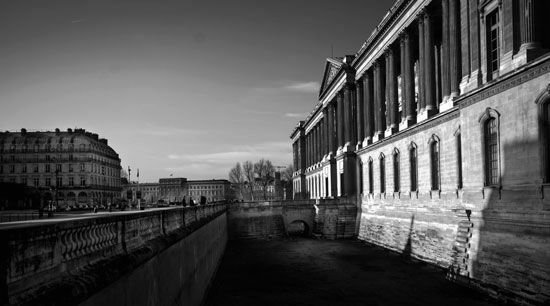 Aux abords du Louvre