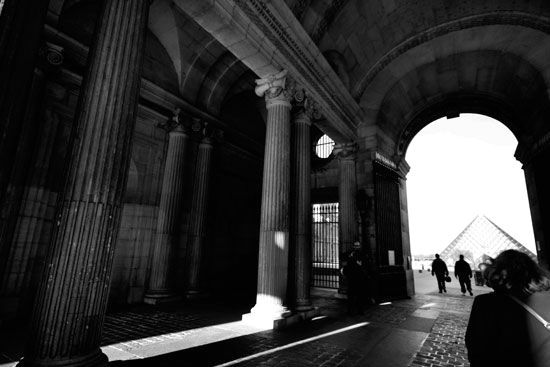 Vers la pyramide du Louvre