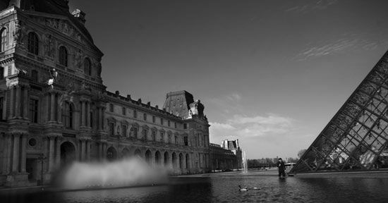 La pyramide et le Louvre